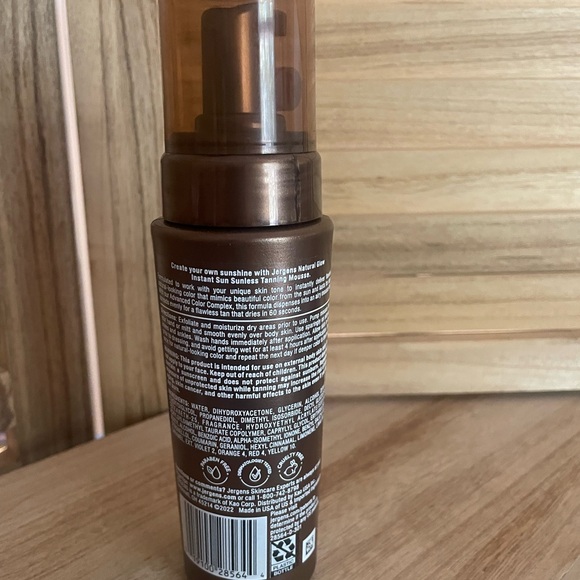 Jergens Natural Glow Instant Sun Tanning Mousse - Ultra Deep Bronze - Picture 2 of 2